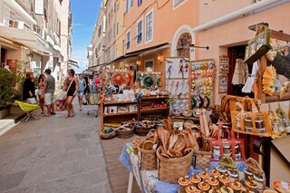 Les ruelles animées de l'Île-Rousse