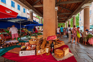 Le marché couvert de l'île rousse