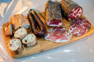 Manger. Charcuterie corse de montagne