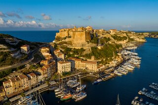 BONIFACIO SON PORT ET LA VILLE MEDIEVALE